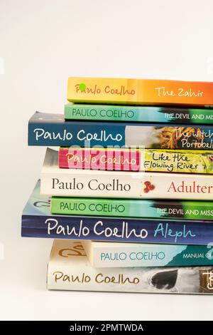 Nova Bana, Slowakei - 14. April 2023 : Ein Stapel Bücher des brasilianischen Autors Paulo Coelho. Stockfoto