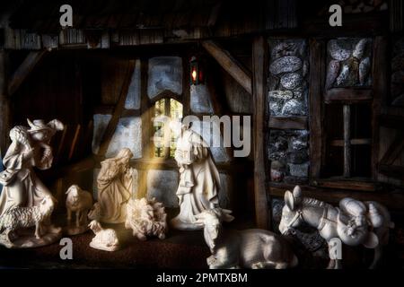 Holzschnitzerei, traditionelle alte Holzfiguren von Weihnachten mit Krippe Stockfoto