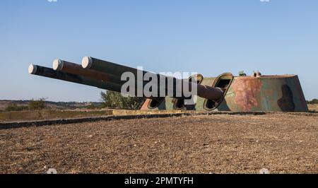 Dreifachkanone der Panzerbatterie 30. Sowjetische militärische Einheit, die bei der Verteidigung von Sewastopol 1941-1942 während des Zweiten Weltkriegs wichtig war Stockfoto