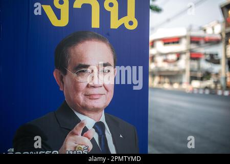 Bangkok, Thailand - 12. April 2023: Ein Wahlkampfposter der Pro-Junta-Partei Palang Pracharath. Stockfoto