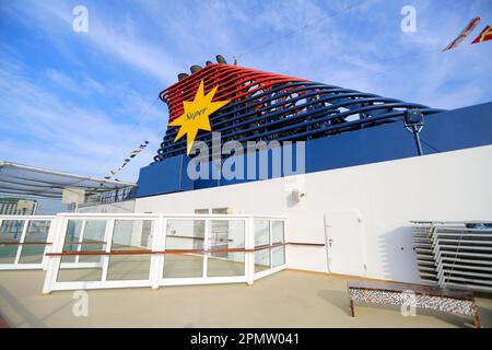 Kreuzfahrtschiff SuperStar Virgo Funnel (2023 umbenannt in Resorts World One), Star Cruises, große Perspektive, Weitwinkel, asiatisches Kreuzfahrtlinien-Logo Stockfoto