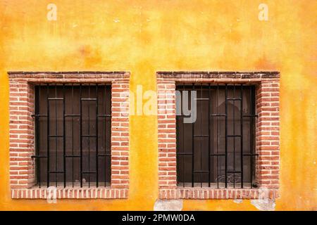 Zwei Fenster mit bunten mexikanischen Hintergründen von paed Stockfoto