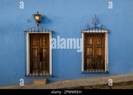 Ein blaues mexikanisches altes rustikales Haus mit einer Lampe vorne. Stockfoto