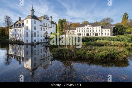 ESSEN, DEUTSCHLAND - 27. OKTOBER 2022: Historisches Schloss Borbeck, Wahrzeichen der Ruhrmetropole Essen am 27. Oktober 2022 in Nordrhein-Westfalen Stockfoto