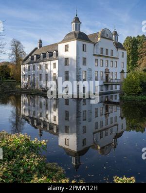 ESSEN, DEUTSCHLAND - 27. OKTOBER 2022: Historisches Schloss Borbeck, Wahrzeichen der Ruhrmetropole Essen am 27. Oktober 2022 in Nordrhein-Westfalen Stockfoto