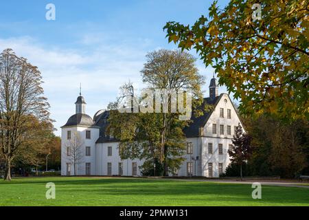 ESSEN, DEUTSCHLAND - 27. OKTOBER 2022: Historisches Schloss Borbeck, Wahrzeichen der Ruhrmetropole Essen am 27. Oktober 2022 in Nordrhein-Westfalen Stockfoto