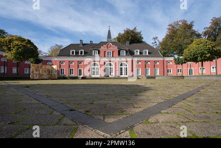 OBERHAUSEN, DEUTSCHLAND - 27. OKTOBER 2022: Historische Burg, Wahrzeichen der Ruhrmetropole Oberhausen am 27. Oktober 2022 in Nordrhein-Westfalen, Ge Stockfoto