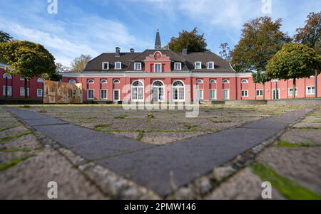 OBERHAUSEN, DEUTSCHLAND - 27. OKTOBER 2022: Historische Burg, Wahrzeichen der Ruhrmetropole Oberhausen am 27. Oktober 2022 in Nordrhein-Westfalen, Ge Stockfoto