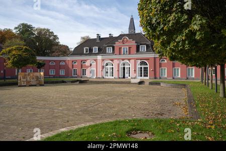 OBERHAUSEN, DEUTSCHLAND - 27. OKTOBER 2022: Historische Burg, Wahrzeichen der Ruhrmetropole Oberhausen am 27. Oktober 2022 in Nordrhein-Westfalen, Ge Stockfoto