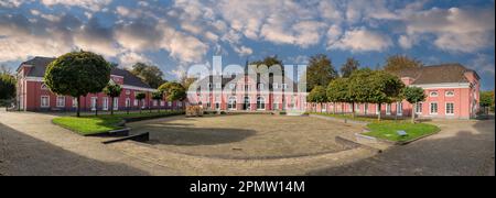 OBERHAUSEN, DEUTSCHLAND - 27. OKTOBER 2022: Historische Burg, Wahrzeichen der Ruhrmetropole Oberhausen am 27. Oktober 2022 in Nordrhein-Westfalen, Ge Stockfoto