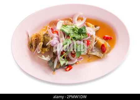 Ein Stück Gourami-Fischsalat auf weiß isoliert. Stockfoto