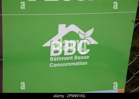 Bordeaux , Aquitaine France - 04 10 2023 : BBC Batiment basse Conommation Certification Logo und Text Sign Label Qualification ermöglicht Unternehmen Qual Stockfoto