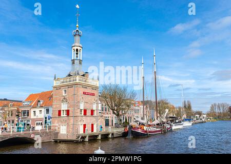 Das berühmte „accijnstoren“ in der historischen Stadt Alkmaar. Stockfoto