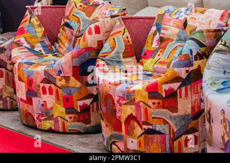 Runde Sessel mit farbenfrohen Polstern. Stockfoto