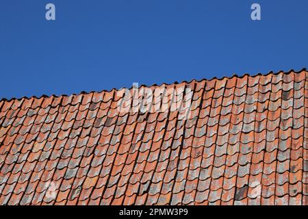 Blick auf ein Dach mit alten Fliesen. Stockfoto