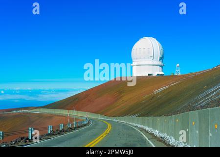 Blick auf die Aussichtsplattform auf dem Gipfel des Vulkans Mauna Kea von der Eingangsstraße. Stockfoto