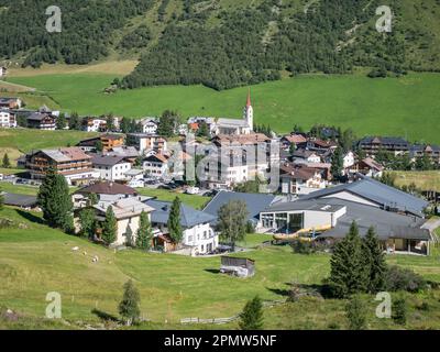 Blick auf das Dorf Galtür im Sommer, Paznaun-Tal, Tirol, Österreich Stockfoto