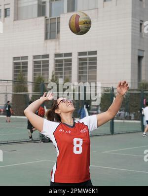 (230415) -- PEKING, 15. April 2023 (Xinhua) -- Manuela praktiziert Volleyball an der Peking Universität in Peking, Hauptstadt von China, 31. März 2023. Maria Eduarda Variani, Rafaela Viana dos Santos, Manuela Boiteux Pestana und Marco Andre Rocha Germano sind brasilianische Studenten, die im Master of China Studies Programm an der Yenching Academy of Peking University in China studieren. Die vier von ihnen interessieren sich schon seit ihrer Jugend für die chinesische Kultur. Nach der Ankunft in Peking waren sie beeindruckt von dem tiefgreifenden kulturellen Erbe der chinesischen Hauptstadt, den praktischen öffentlichen Dienstleistungen und dem fabelhaften Stockfoto