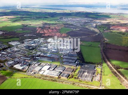 Luftaufnahme des East Mains Industrial Estate und der Greendykes Shale bing, Broxburn, West Lothian. Stockfoto