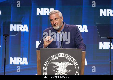 Indianapolis, Usa. 14. April 2023. Eric Holcomb, Gouverneur von Indiana, spricht mit seinen Gästen auf dem NRA-ILA Leadership Forum 2023 in Indianapolis. Das Forum ist Teil der jährlichen Tagungen und Ausstellungen der National Rifle Association, die voraussichtlich rund 70.000 Gäste anziehen werden. Heute geöffnet und bis Sonntag geöffnet. Kredit: SOPA Images Limited/Alamy Live News Stockfoto