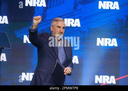 Indianapolis, Usa. 14. April 2023. Eric Holcomb, Gouverneur von Indiana, spricht mit seinen Gästen auf dem NRA-ILA Leadership Forum 2023 in Indianapolis. Das Forum ist Teil der jährlichen Tagungen und Ausstellungen der National Rifle Association, die voraussichtlich rund 70.000 Gäste anziehen werden. Heute geöffnet und bis Sonntag geöffnet. Kredit: SOPA Images Limited/Alamy Live News Stockfoto