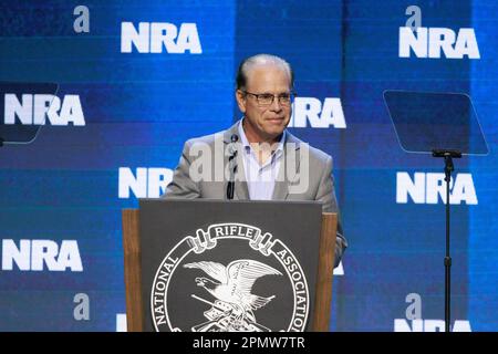 Indianapolis, Usa. 14. April 2023. Senator Mike Braun (R-IN) spricht mit seinen Gästen auf dem NRA-ILA Leadership Forum 2023 in Indianapolis. Das Forum ist Teil der jährlichen Tagungen und Ausstellungen der National Rifle Association, die voraussichtlich rund 70.000 Gäste anziehen werden. Heute geöffnet und bis Sonntag geöffnet. Kredit: SOPA Images Limited/Alamy Live News Stockfoto