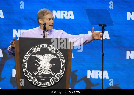 Indianapolis, Usa. 14. April 2023. Der Kongressabgeordnete Jim Jordan (R-OH) spricht mit seinen Gästen auf dem NRA-ILA Leadership Forum 2023 in Indianapolis. Das Forum ist Teil der jährlichen Tagungen und Ausstellungen der National Rifle Association, die voraussichtlich rund 70.000 Gäste anziehen werden. Heute geöffnet und bis Sonntag geöffnet. Kredit: SOPA Images Limited/Alamy Live News Stockfoto