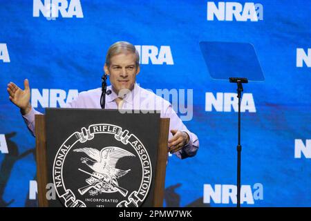 Indianapolis, Usa. 14. April 2023. Der Kongressabgeordnete Jim Jordan (R-OH) spricht mit seinen Gästen auf dem NRA-ILA Leadership Forum 2023 in Indianapolis. Das Forum ist Teil der jährlichen Tagungen und Ausstellungen der National Rifle Association, die voraussichtlich rund 70.000 Gäste anziehen werden. Heute geöffnet und bis Sonntag geöffnet. Kredit: SOPA Images Limited/Alamy Live News Stockfoto