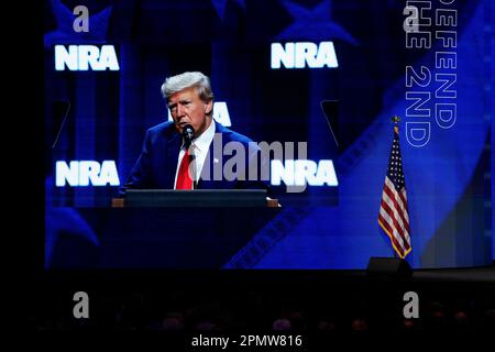 Indianapolis, Usa. 14. April 2023. Der ehemalige US-Präsident Donald J. Trump spricht auf dem NRA-ILA Leadership Forum 2023 in Indianapolis. Das Forum ist Teil der jährlichen Tagungen und Ausstellungen der National Rifle Association, die voraussichtlich rund 70.000 Gäste anziehen werden. Heute geöffnet und bis Sonntag geöffnet. Kredit: SOPA Images Limited/Alamy Live News Stockfoto