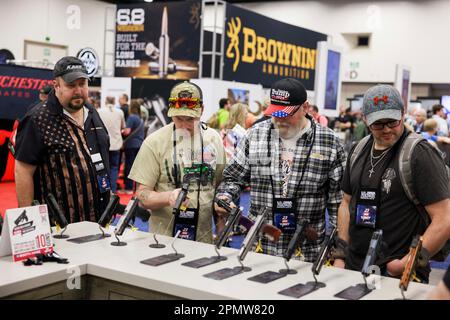 Indianapolis, Usa. 15. April 2023. Gäste können die Pistolen der jährlichen Tagungen und Ausstellungen der National Rifle Association im Indiana Convention Center in Indianapolis bewundern. Das Forum ist Teil der jährlichen Tagungen und Ausstellungen der National Rifle Association, die voraussichtlich rund 70.000 Gäste anziehen werden. Heute geöffnet und bis Sonntag geöffnet. Kredit: SOPA Images Limited/Alamy Live News Stockfoto