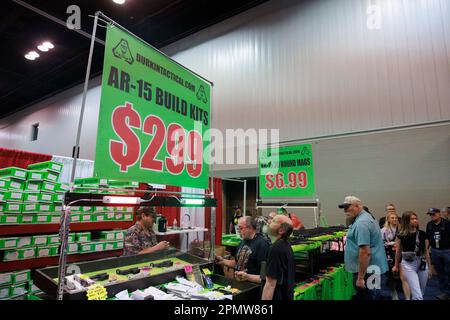 Indianapolis, Usa. 15. April 2023. Die Baukits AR-15 werden auf der Durkin Tactical Ausstellung während der jährlichen Tagungen und Ausstellungen der National Rifle Association im Indiana Convention Center in Indianapolis zum Verkauf angeboten. Das Forum ist Teil der jährlichen Tagungen und Ausstellungen der National Rifle Association, die voraussichtlich rund 70.000 Gäste anziehen werden. Heute geöffnet und bis Sonntag geöffnet. Kredit: SOPA Images Limited/Alamy Live News Stockfoto