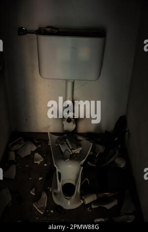 Verlassene kaputte Toilette im Haus in der Schweiz. Stockfoto