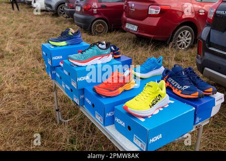 Novoselki, Weißrussland - 25. März 2023: Boxen mit Sportschuhen HOKA zum Verkauf auf dem Parkplatz für Gäste und Teilnehmer des Trail-Running-Wettbewerbs Stockfoto