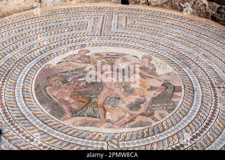 Das Haus von Aion, Paphos, Zypern: Mosaikboden in einem Medaillon, das mythische Duell zwischen Theseus und dem Minotaurus im Labyrinth von Kreta. Stockfoto