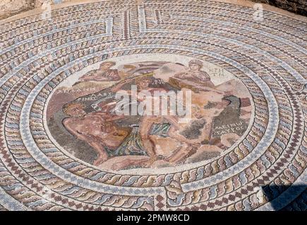 Das Haus von Aion, Paphos, Zypern: Mosaikboden in einem Medaillon, das mythische Duell zwischen Theseus und dem Minotaurus im Labyrinth von Kreta. Stockfoto