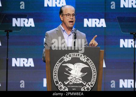 Indianapolis, Usa. 14. April 2023. Senator Mike Braun (R-IN) spricht mit seinen Gästen auf dem NRA-ILA Leadership Forum 2023 in Indianapolis. Das Forum ist Teil der jährlichen Tagungen und Ausstellungen der National Rifle Association, die voraussichtlich rund 70.000 Gäste anziehen werden. Heute geöffnet und bis Sonntag geöffnet. (Foto: Jeremy Hogan/SOPA Images/Sipa USA) Guthaben: SIPA USA/Alamy Live News Stockfoto