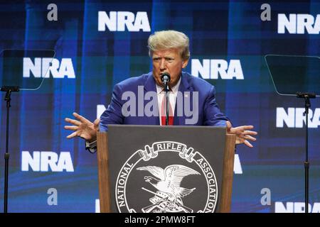 Indianapolis, Usa. 14. April 2023. Der ehemalige US-Präsident Donald J. Trump spricht auf dem NRA-ILA Leadership Forum 2023 in Indianapolis. Das Forum ist Teil der jährlichen Tagungen und Ausstellungen der National Rifle Association, die voraussichtlich rund 70.000 Gäste anziehen werden. Heute geöffnet und bis Sonntag geöffnet. (Foto: Jeremy Hogan/SOPA Images/Sipa USA) Guthaben: SIPA USA/Alamy Live News Stockfoto