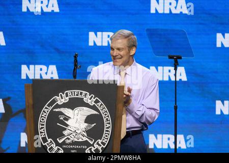 Indianapolis, Usa. 14. April 2023. Der Kongressabgeordnete Jim Jordan (R-OH) spricht mit seinen Gästen auf dem NRA-ILA Leadership Forum 2023 in Indianapolis. Das Forum ist Teil der jährlichen Tagungen und Ausstellungen der National Rifle Association, die voraussichtlich rund 70.000 Gäste anziehen werden. Heute geöffnet und bis Sonntag geöffnet. (Foto: Jeremy Hogan/SOPA Images/Sipa USA) Guthaben: SIPA USA/Alamy Live News Stockfoto