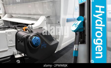 Selbstständige Wasserstofftankstelle im Hintergrund des Lkws. Hochwertiges Foto Stockfoto