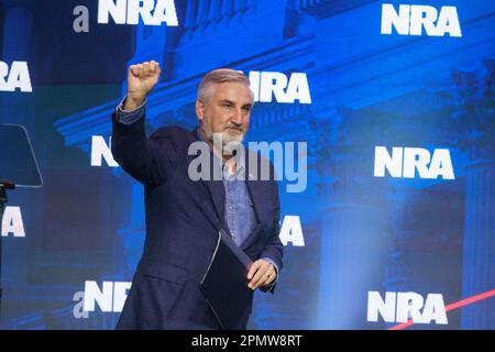 Indianapolis, Usa. 14. April 2023. Eric Holcomb, Gouverneur von Indiana, spricht mit seinen Gästen auf dem NRA-ILA Leadership Forum 2023 in Indianapolis. Das Forum ist Teil der jährlichen Tagungen und Ausstellungen der National Rifle Association, die voraussichtlich rund 70.000 Gäste anziehen werden. Heute geöffnet und bis Sonntag geöffnet. (Foto: Jeremy Hogan/SOPA Images/Sipa USA) Guthaben: SIPA USA/Alamy Live News Stockfoto