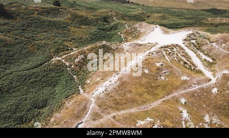 Hügel an der Südküste Irlands im Sommer, Draufsicht. Irische Küstendünen, Luftaufnahme. Stockfoto