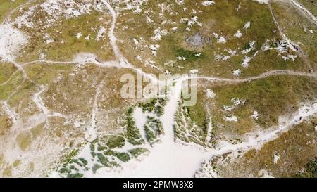 Sanddünen im Sommer in Irland, Draufsicht. Wunderschöne irische Hügel, Landschaft. Berühmte irische Küstendünen. Stockfoto