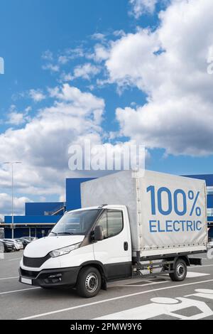 E-Stapler mit Batterien. Sauberes Transportkonzept. Hochwertiges Foto Stockfoto