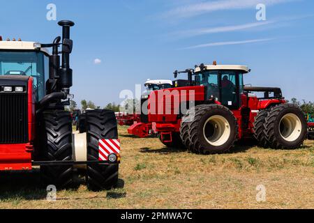 Landwirtschaftliche Traktoren auf dem Feld. Hochwertiges Foto Stockfoto