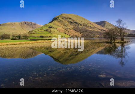 Blick über Brothers Water im Lake District in Richtung Hartsop Dodd, was sich im See widerspiegelt. Stockfoto