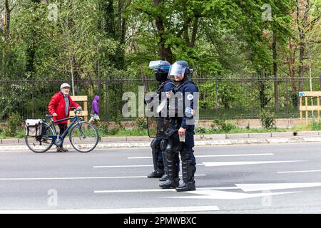 Toulouse, Frankreich. 14. April 2023. Zwei Polizisten der Nationalpolizei vor der Prozession Intersyndicale. 13. Tag der Mobilisierung gegen die Rentenreform und gegen die Verwendung von 49,3 durch Elisabeth Borne, Premierministerin der Regierung von Emmanuel Macron. Frankreich, Toulouse am 14. April 2023. Foto: Patricia Huchot-Boissier/ABACAPRESS.COM Kredit: Abaca Press/Alamy Live News Stockfoto