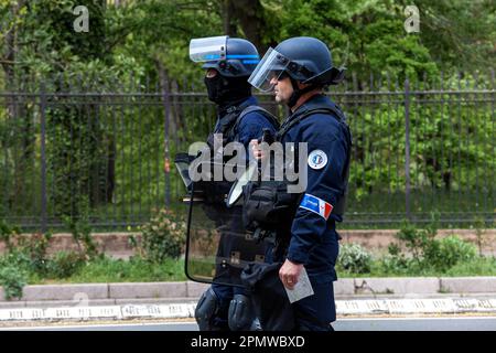 Toulouse, Frankreich. 14. April 2023. Zwei Polizisten der Nationalpolizei vor der Prozession Intersyndicale. 13. Tag der Mobilisierung gegen die Rentenreform und gegen die Verwendung von 49,3 durch Elisabeth Borne, Premierministerin der Regierung von Emmanuel Macron. Frankreich, Toulouse am 14. April 2023. Foto: Patricia Huchot-Boissier/ABACAPRESS.COM Kredit: Abaca Press/Alamy Live News Stockfoto