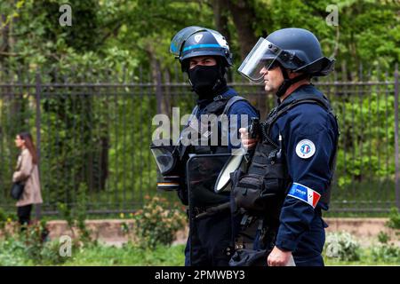 Toulouse, Frankreich. 14. April 2023. Zwei Polizisten der Nationalpolizei vor der Prozession Intersyndicale. 13. Tag der Mobilisierung gegen die Rentenreform und gegen die Verwendung von 49,3 durch Elisabeth Borne, Premierministerin der Regierung von Emmanuel Macron. Frankreich, Toulouse am 14. April 2023. Foto: Patricia Huchot-Boissier/ABACAPRESS.COM Kredit: Abaca Press/Alamy Live News Stockfoto