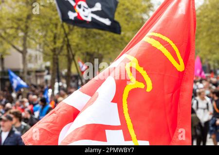 Toulouse, Frankreich. 14. April 2023. Zwei Flaggen Pirat und CGT mit der Prozession im Hintergrund. 13. Tag der Mobilisierung gegen die Rentenreform und gegen die Verwendung von 49,3 durch Elisabeth Borne, Premierministerin der Regierung von Emmanuel Macron. Frankreich, Toulouse am 14. April 2023. Foto: Patricia Huchot-Boissier/ABACAPRESS.COM Kredit: Abaca Press/Alamy Live News Stockfoto