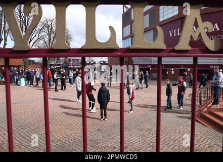 Birmingham, Großbritannien. 15. April 2023. Fans spielen Fußball vor dem Premier League-Spiel im Villa Park, Birmingham. Der Bildausdruck sollte lauten: Darren Staples/Sportimage Credit: Sportimage/Alamy Live News Stockfoto